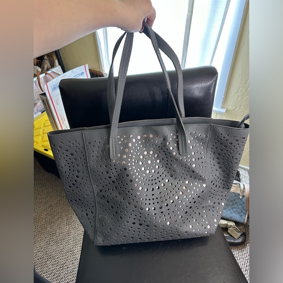 Large Unbranded Tote with Zip Closure - Picture 1 of 6
